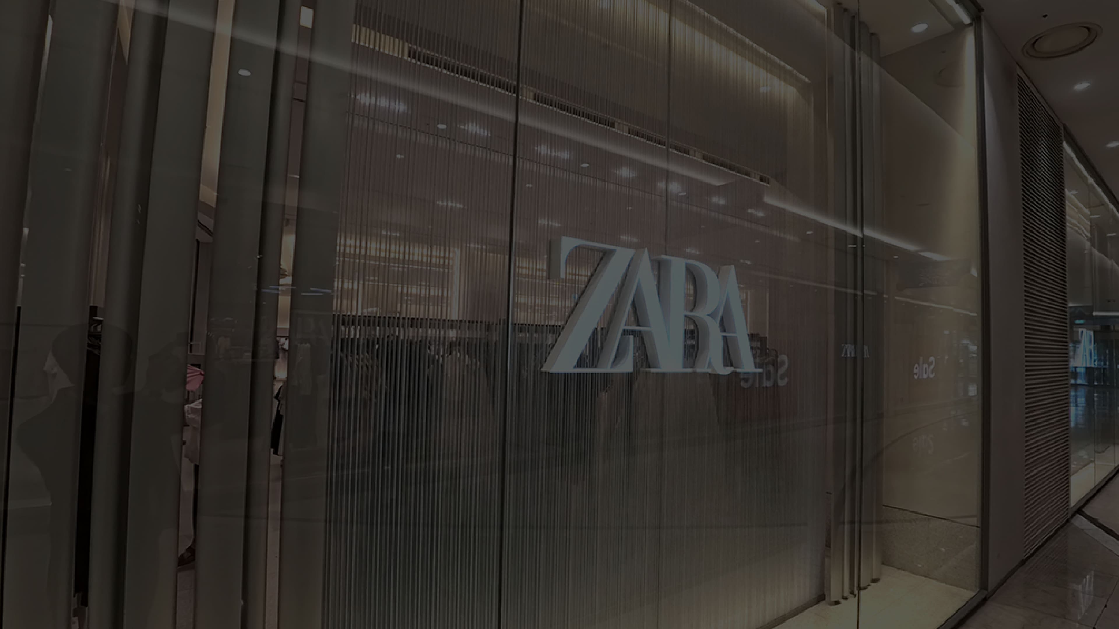 타임스퀘어 내 ZARA 매장 전면 유리 파사드에 ZARA 로고가 보이는 매장 입구