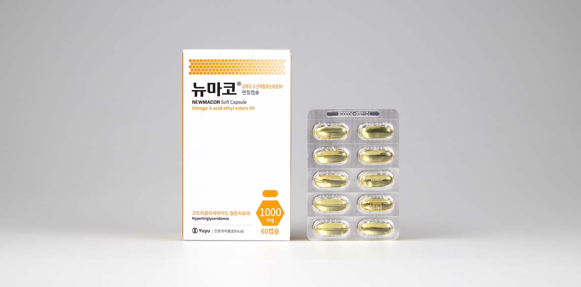 뉴마코연질캡슐 제품 패키지 뉴마코 1000mg 연질캡슐 상자와 은색 블리스터 포장