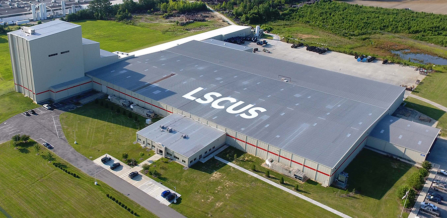 LSCUS 전경 — 지붕에 LSCUS 표기가 있는 생산시설의 외관과 부지를 보여준다. 미국 생산·판매 법인 LSCUS 전경