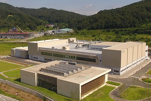 신신제약 세종공장 전경 산과 들판 사이에 자리한 신신제약 세종공장 건물 전경