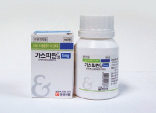 가스피란정 5mg 제품 상자와 용기 가스피란정 5mg 상자와 흰색 제품 용기가 나란히 보인다.