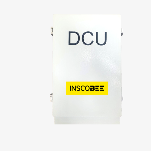 INSCOBEE 데이터 집중장치(DCU) 전면에 DCU와 INSCOBEE 표기가 있는 흰색 데이터 집중장치