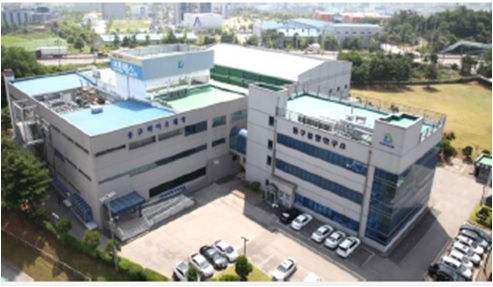 동구바이오제약 향남 공장 주차된 차량과 주변 녹지가 보이는 동구바이오제약 향남 공장 항공 사진