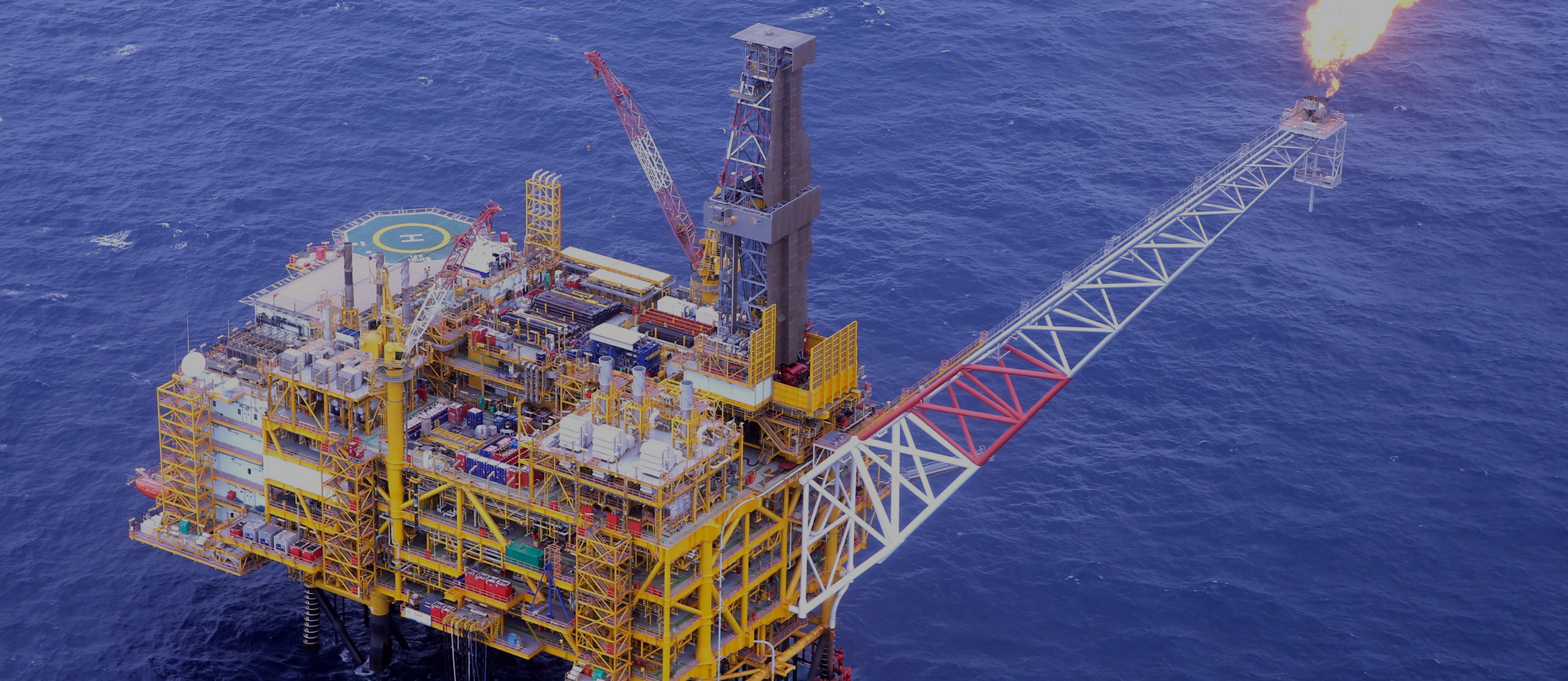 해상 고정식 플랜트 설비 바다 위 고정식 플랫폼의 크레인과 플레어 스택