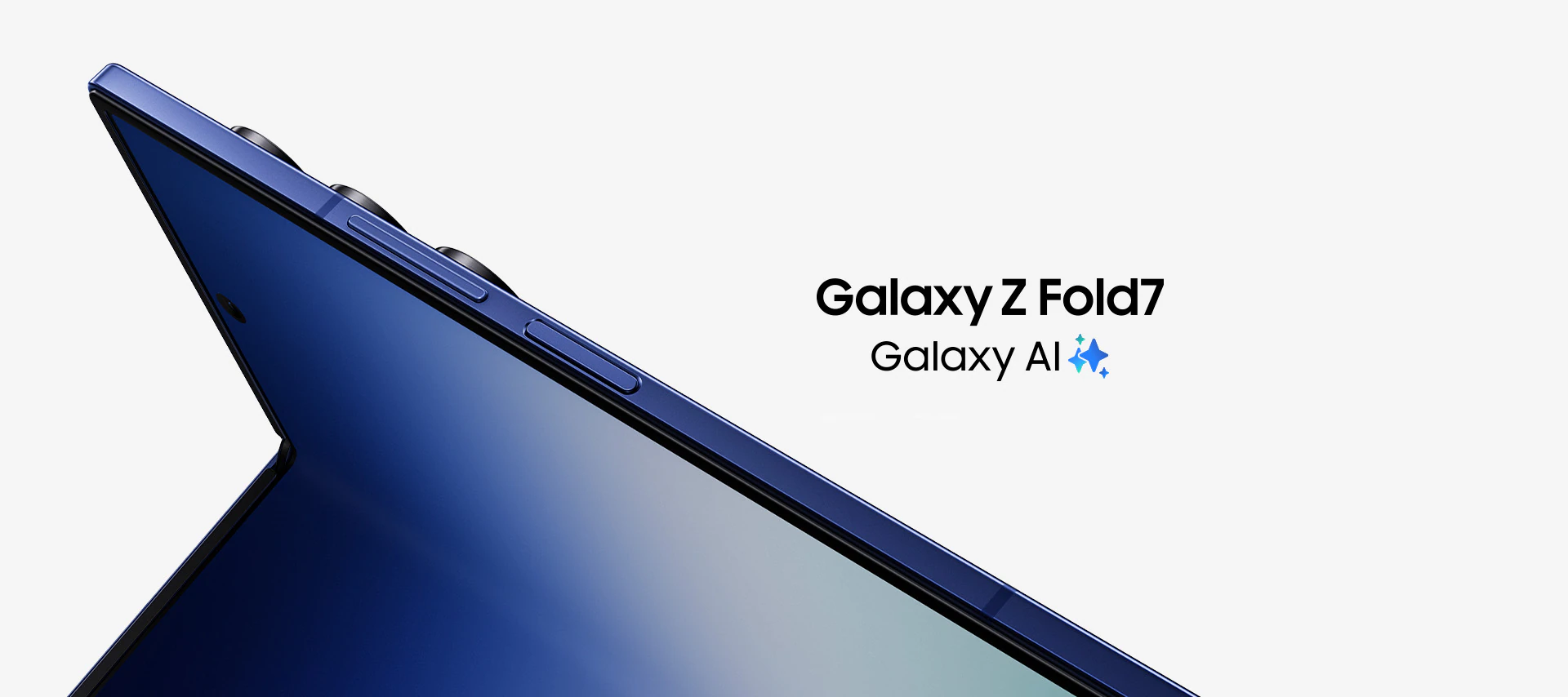 Galaxy Z Fold7 제품 클로즈업 파란색 접이식 스마트폰의 힌지와 측면 버튼을 클로즈업한 Galaxy Z Fold7 이미지