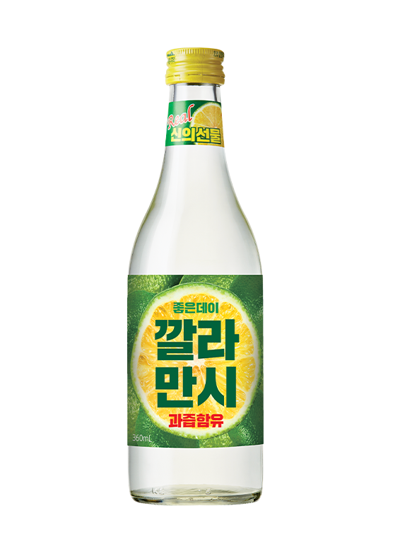 초록색 라벨과 노란 열매 이미지를 사용한 좋은데이 깔라만시 병 제품 이미지