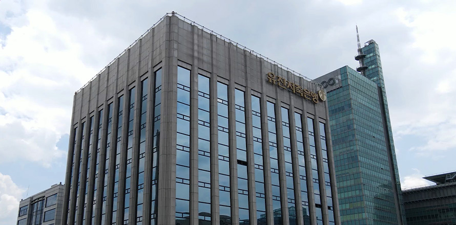 해성빌딩 외관 외환은행 표기가 있는 해성빌딩 외관과 뒤편의 고층 건물