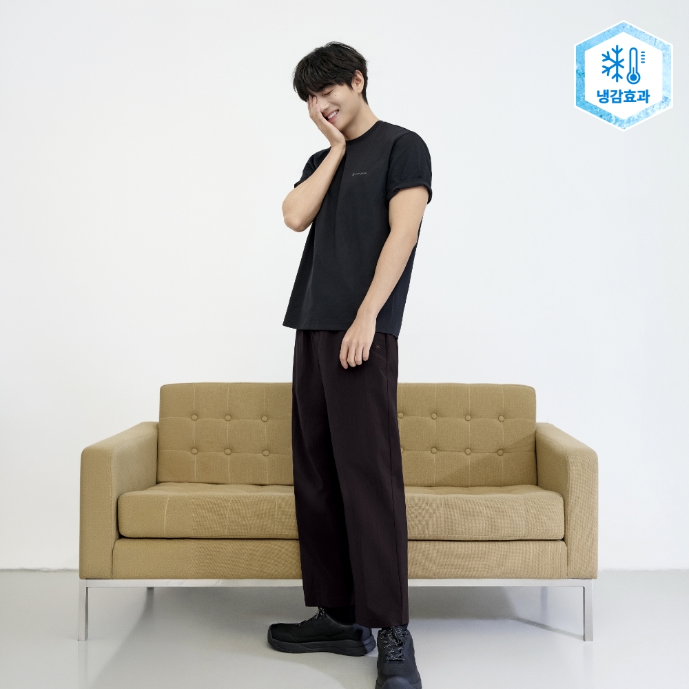 스노우피크 와이드 팬츠 착용 모습 검은 티셔츠와 와인색 와이드 팬츠를 입고 서 있는 모델