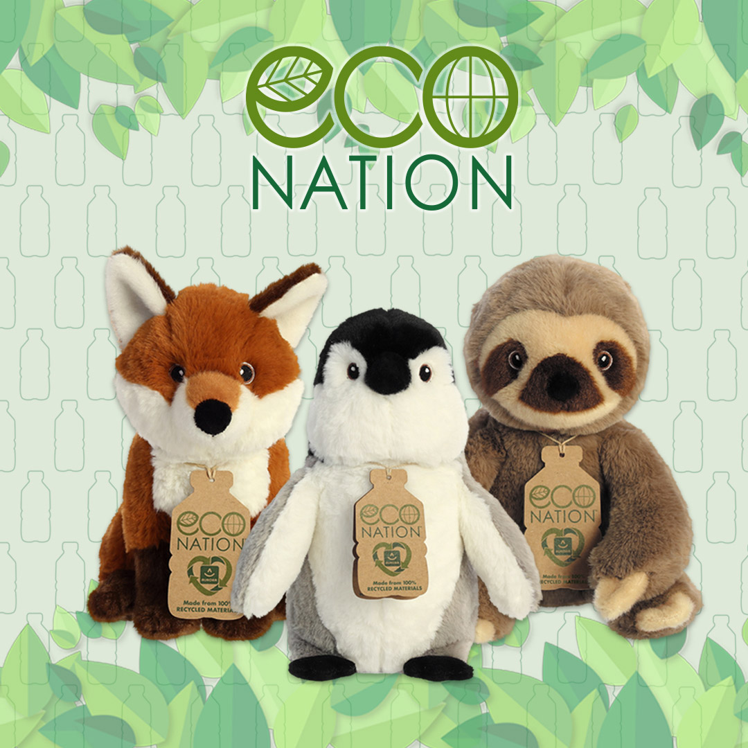 Eco Nation 라벨을 단 여우·펭귄·나무늘보 봉제 인형 제품군 재활용 소재 표기가 달린 여우, 펭귄, 나무늘보 봉제 인형