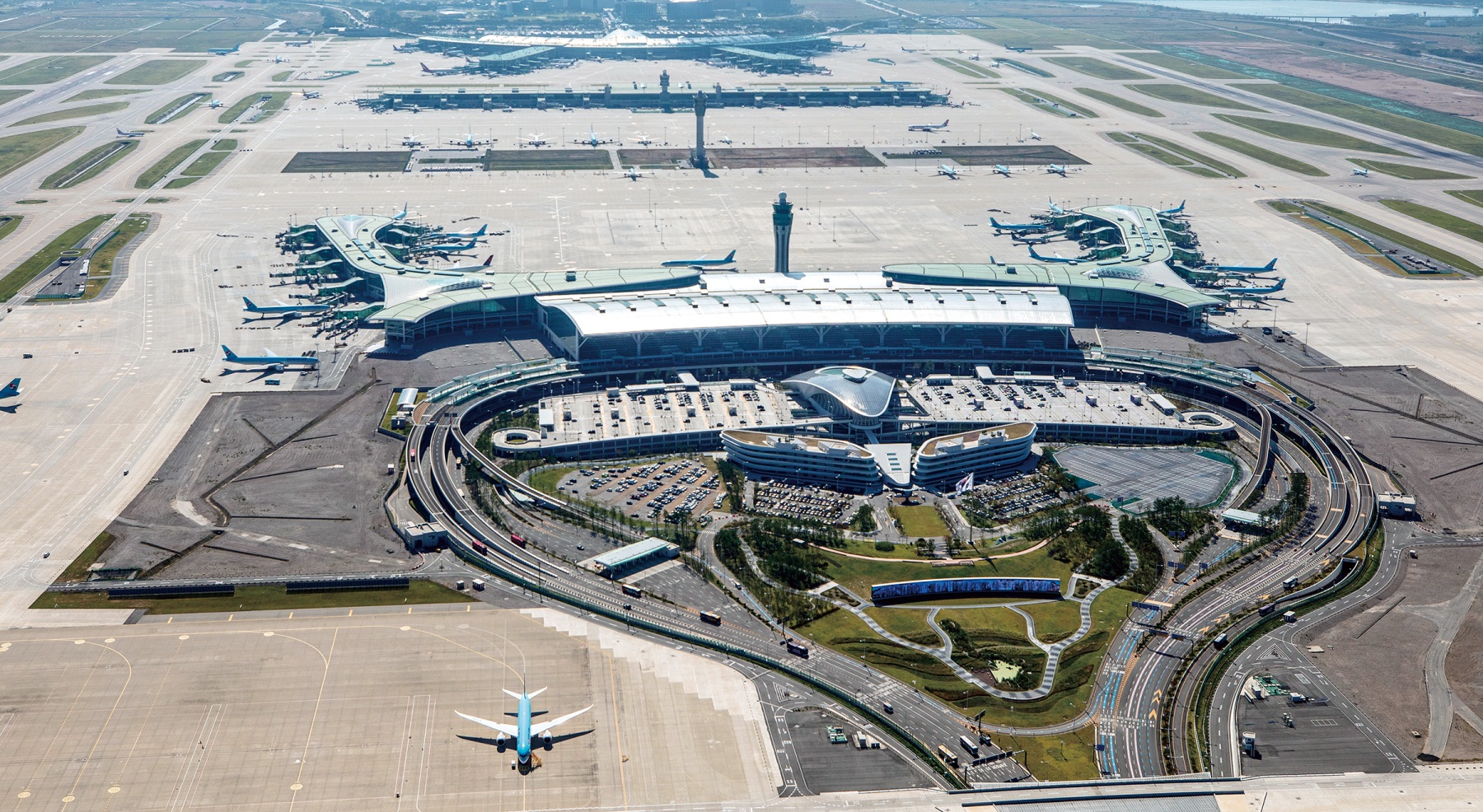 인천국제공항 터미널·계류장·활주로 전경 활주로와 계류장, 터미널 및 관제탑이 보이는 인천국제공항 항공 사진