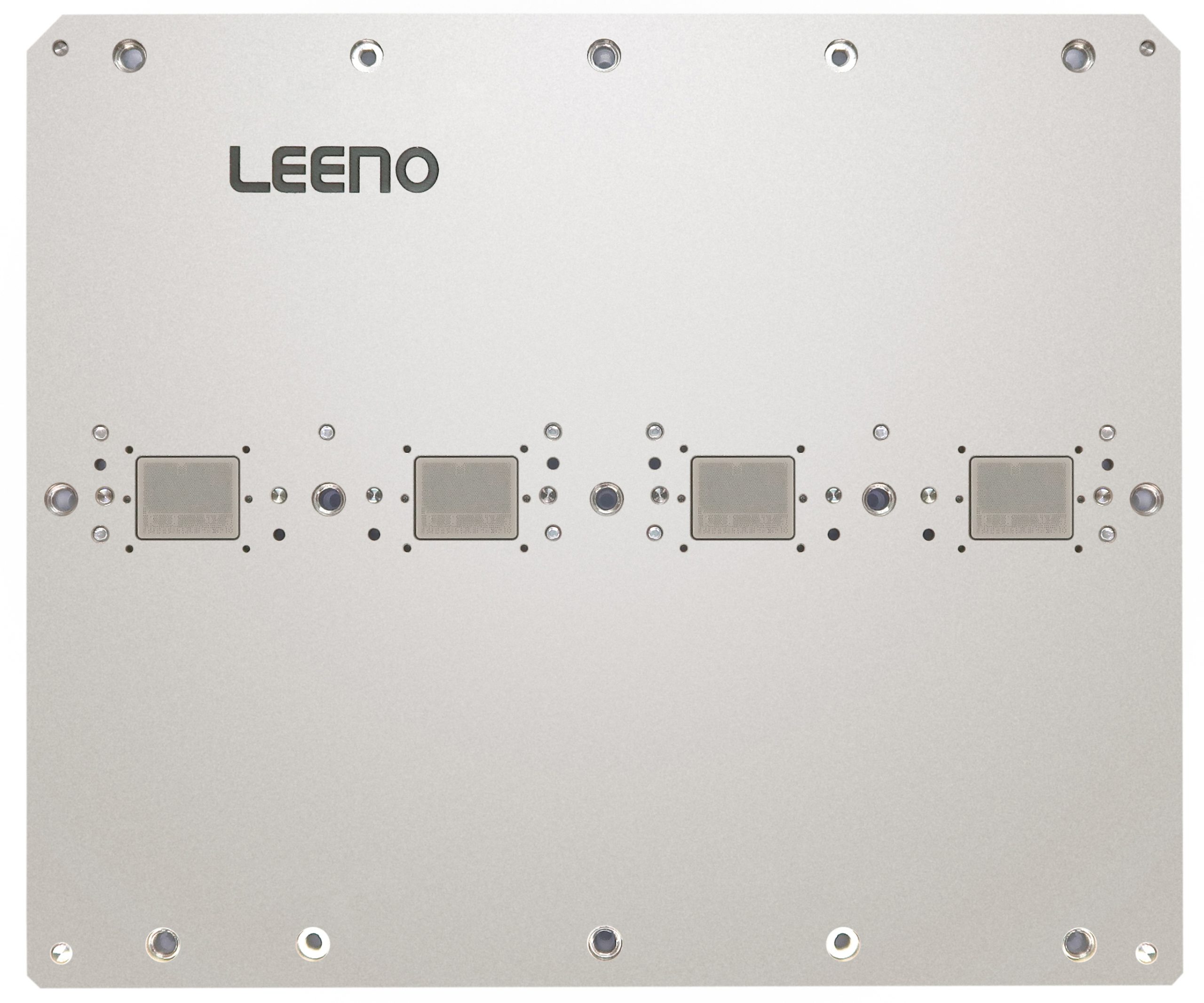 LEENO 로고가 있는 금속 테스트 플레이트 위 네 개의 칩 접촉 영역