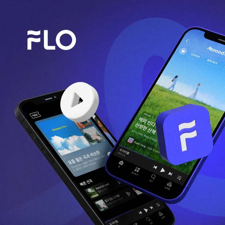 FLO 음악 스트리밍 앱 화면 FLO 로고와 재생 버튼 아이콘, 음악 재생 화면이 열린 스마트폰 두 대가 보인다.