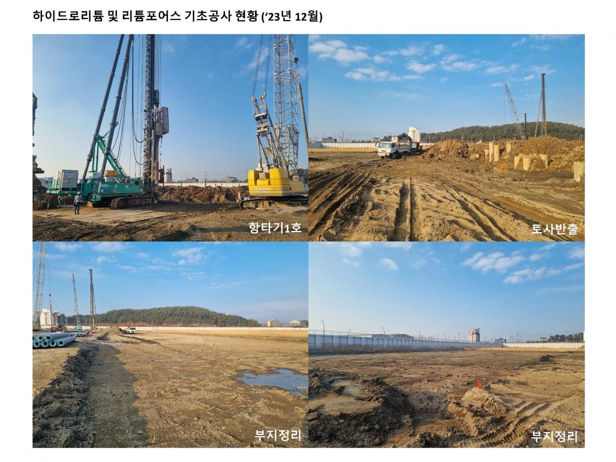 새만금 공장 부지 기초공사 현장 굴착 장비와 토사 반출 작업이 진행 중인 새만금 리튬 공장 부지 4분할 현장 사진