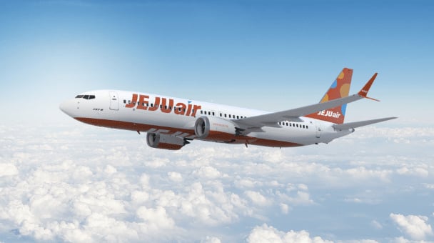 제주항공 여객기 운항 장면 구름 위를 비행하는 제주항공 도색 여객기