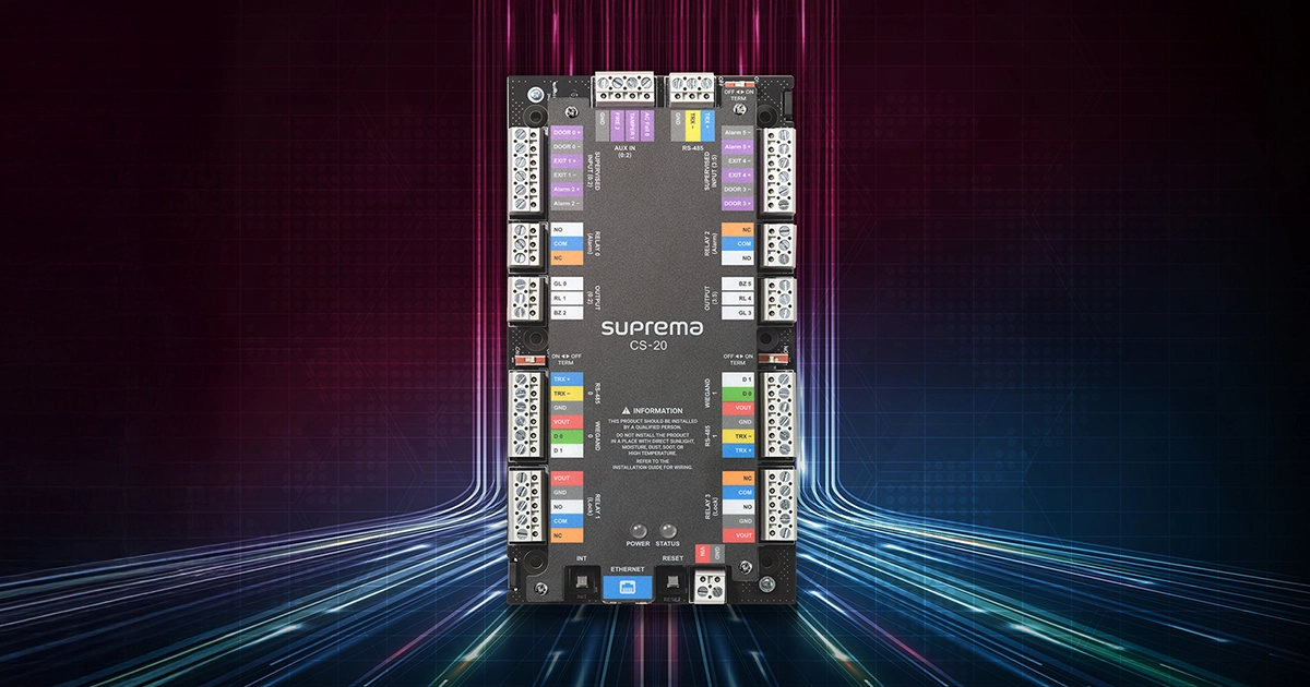 다수의 입출력 단자와 하단 통신 포트를 갖춘 Suprema CoreStation 20 제어기 단자와 배선 포트가 보이는 Suprema CoreStation 20 제어기