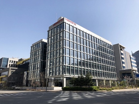 뷰웍스 평촌 사옥 전경 뷰웍스 로고가 보이는 유리 외관의 평촌 사옥