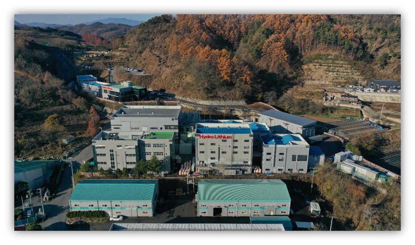 하이드로리튬 표지가 보이는 금산 공장 단지 전경 산지와 인접한 하이드로리튬 공장 건물을 내려다본 항공 사진