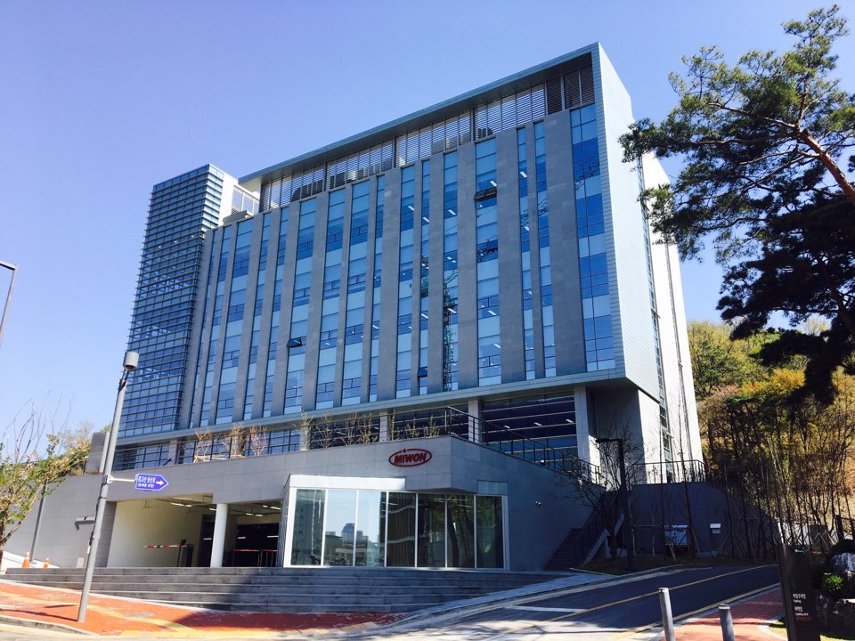 광교센터는 본사와 R&D 센터로 소개된다. 미원스페셜티케미칼 광교센터 본사 및 연구개발센터 전경