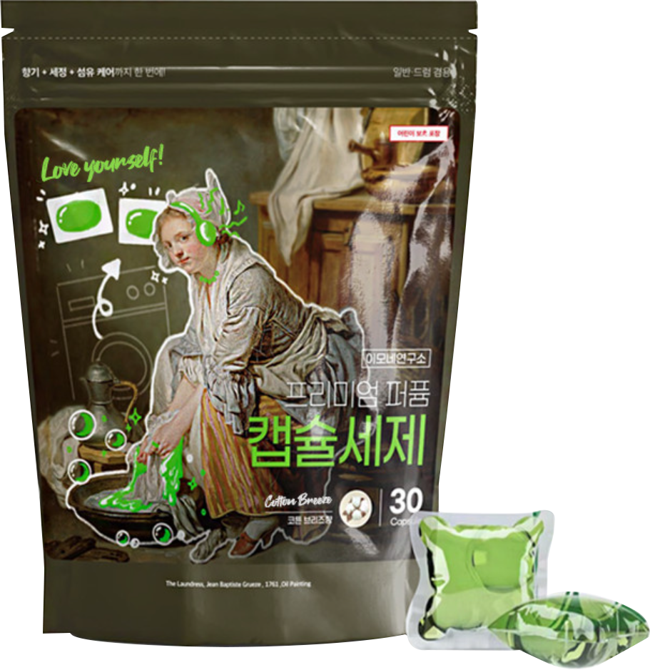 프리미엄 퍼퓸 캡슐세제와 초록색 캡슐 어두운색 파우치와 초록색 세제 캡슐이 보이는 프리미엄 퍼퓸 캡슐세제 포장