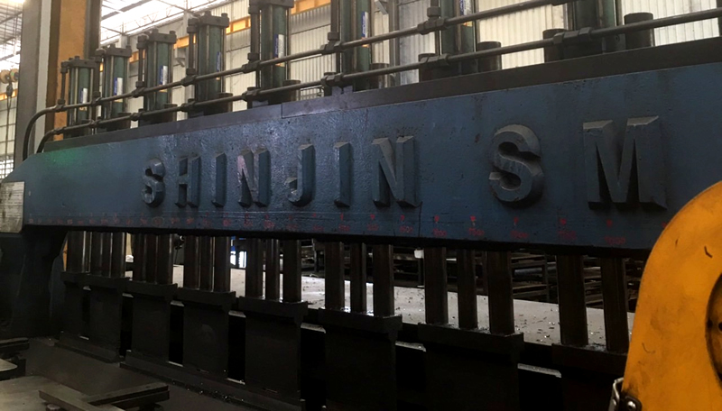 다축 측면 가공설비 SHINJIN SM 글자가 있는 다축 금속 판재 가공설비의 측면 사진
