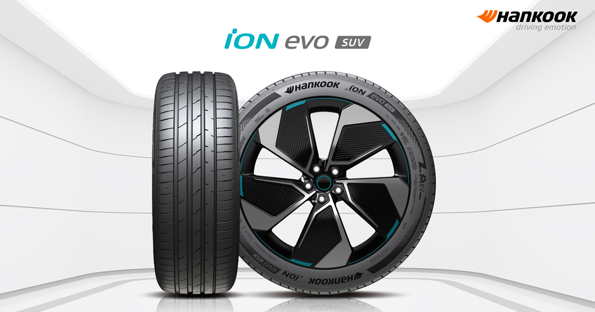 iON evo SUV 타이어 제품 이미지 흰색 배경에서 정면과 측면으로 전시된 iON evo SUV 타이어 두 개