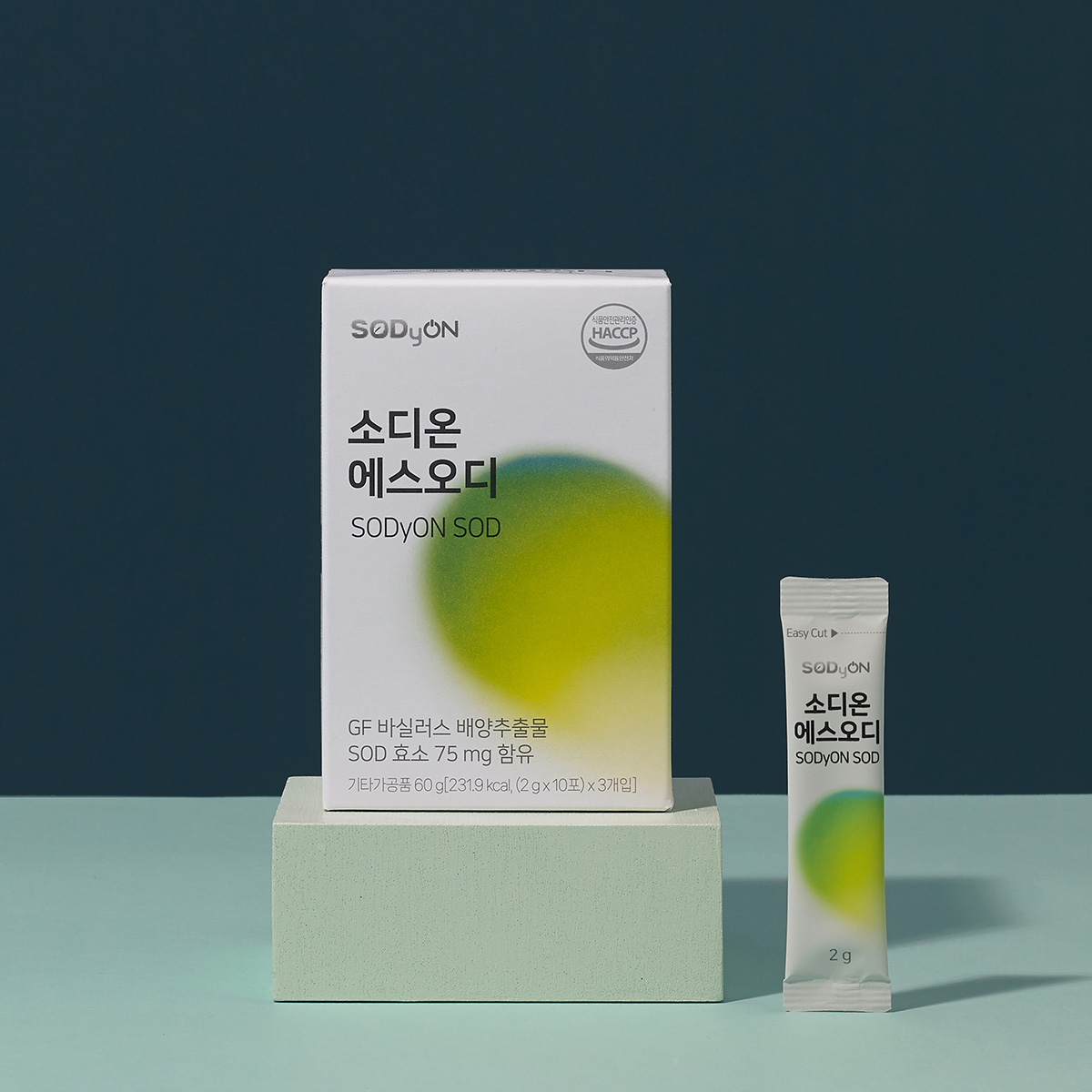 소디온 에스오디 제품 패키지와 스틱 소디온 에스오디 상자와 개별 스틱 포장이 진열된 모습