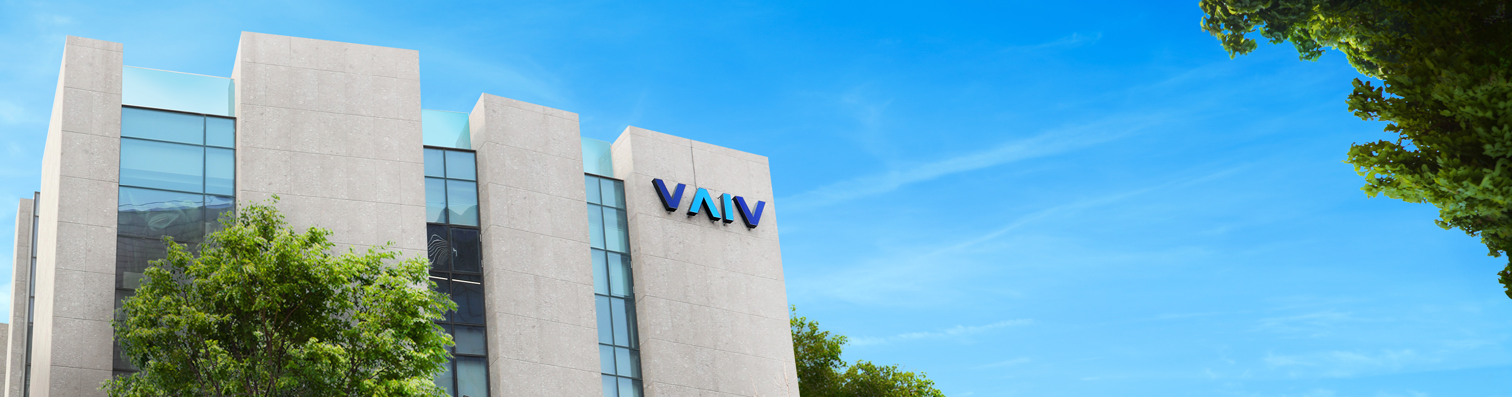 VAIV 로고가 보이는 바이브컴퍼니 건물 외관 파란 하늘 아래 VAIV 로고가 설치된 바이브컴퍼니 건물 외관