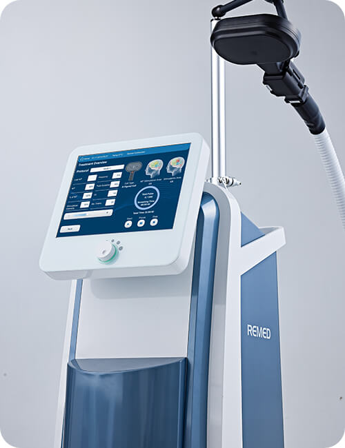 BrainStim 제어 화면과 자기자극 코일 화면과 자극 코일 암이 결합된 파란색·흰색 REMED BrainStim 장비