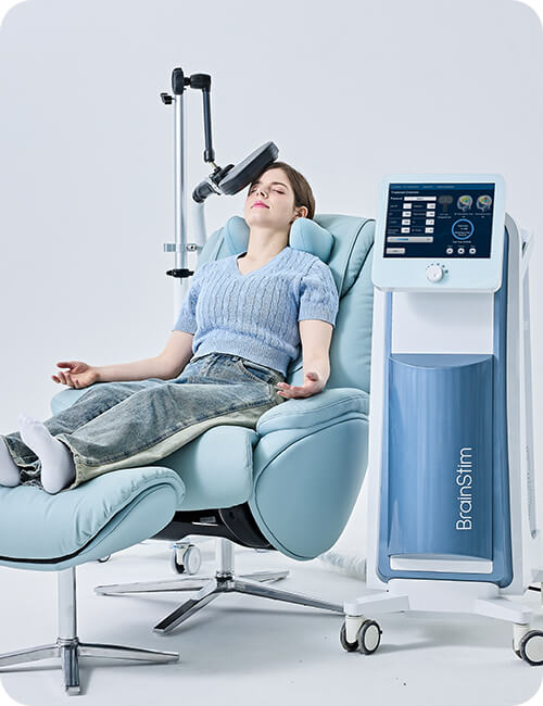 BrainStim 자기장 자극 치료 장비와 시술 장면 환자가 리클라이닝 의자에 앉아 머리 위 자기자극 장비로 치료를 받는 모습과 BrainStim 본체
