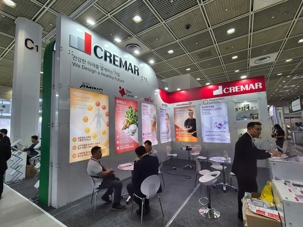 네오크레마 공식 CPHI Korea 2026 참가 소식에 게재된 CREMAR 전시 부스와 기능성 소재 제품 패널. CPHI Korea 2026의 CREMAR 전시 부스와 소재 제품 패널