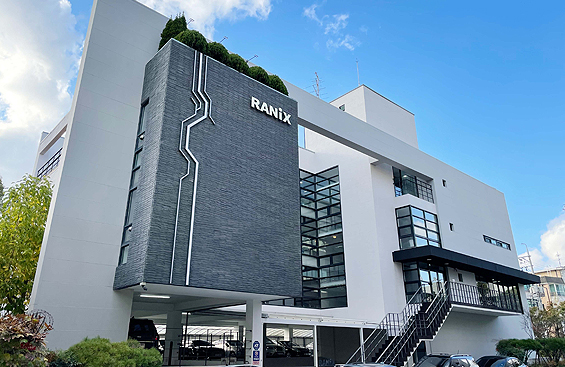 라닉스 본사 건물 RANIX 간판이 설치된 흰색과 회색 외관의 본사 건물