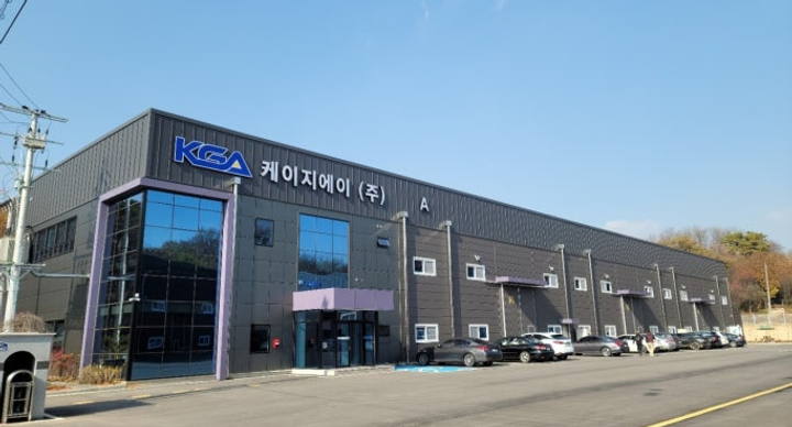 케이지에이 사업장 건물 전경 KGA 로고와 케이지에이(주) 표기가 있는 회색 외벽의 산업 시설 전경