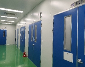 원료·제품 보관소 GMP 시설 구획된 보관실 출입문이 이어진 에이치엘지노믹스 원료·제품 보관소 GMP 시설