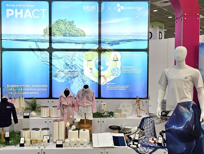 PHACT 적용 섬유와 원료를 소개하는 전시 PHACT 바이오소재와 섬유 제품을 전시한 CJ 바이오머티리얼즈 부스