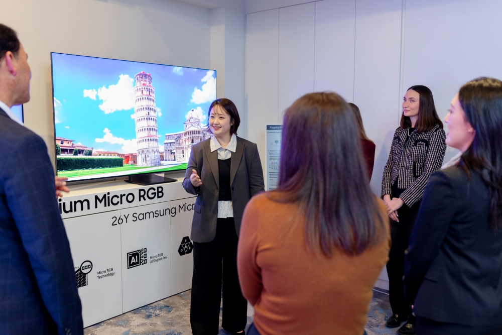 Micro RGB 기술과 AI TV 확장을 보여주는 공식 시연 이미지 삼성의 2026 유럽 테크 세미나에서 시연된 Micro RGB TV