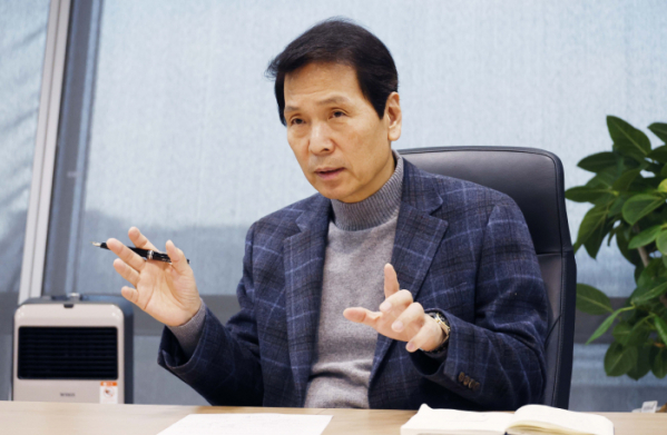 KODEX 도입을 이끈 배재규. 2022년 촬영. 배재규가 2022년 한국투자신탁운용 집무실에서 ETF 시장을 설명하는 모습