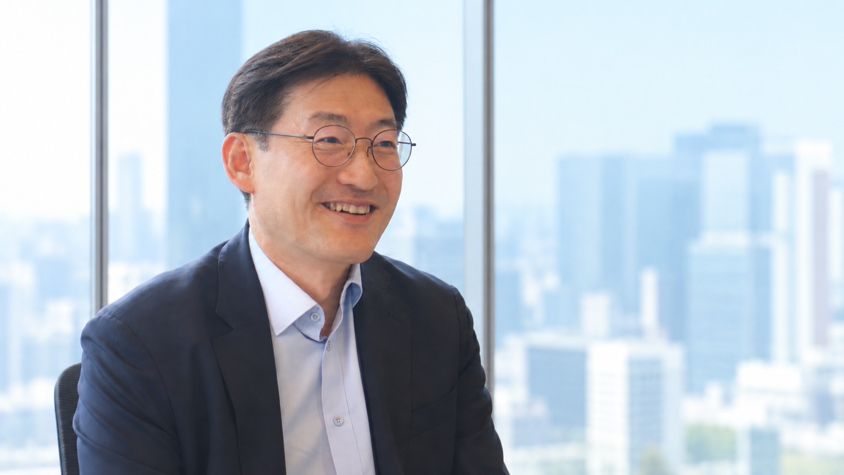 정석우 대표. 2026년 인터뷰. 사무실 창가에 앉아 인터뷰하는 정석우 이지스자산운용 대표