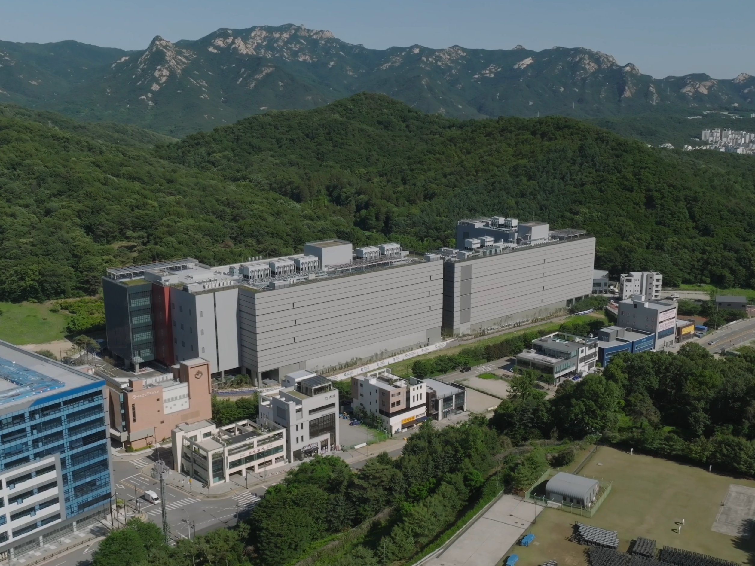 고양 삼송 80MW 데이터센터. 2026년 공개 사진. 북한산 자락 아래 자리한 고양 삼송 데이터센터 전경