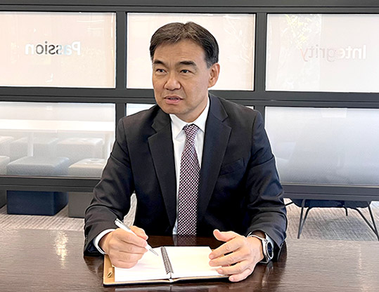 이성원 대표이사. 2026년 한국금융신문 인터뷰 자리에서 설명하는 이성원 트러스톤자산운용 대표이사