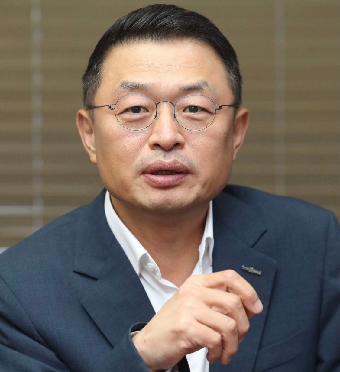 황만순 대표. 2024년 인터뷰. 인터뷰에서 손을 모은 황만순 한국투자파트너스 대표